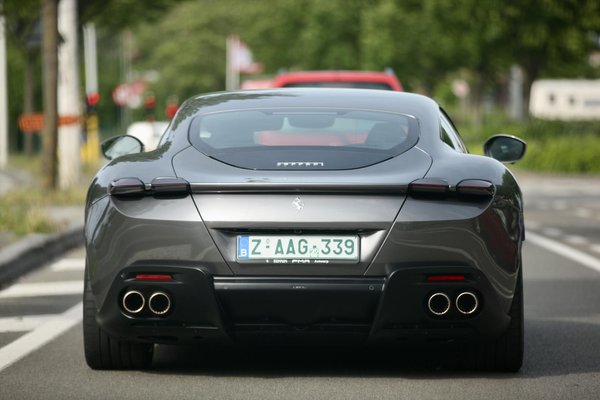 Quels sont les critères pour installer un système de freinage en carbone-céramique sur une voiture de sport ?